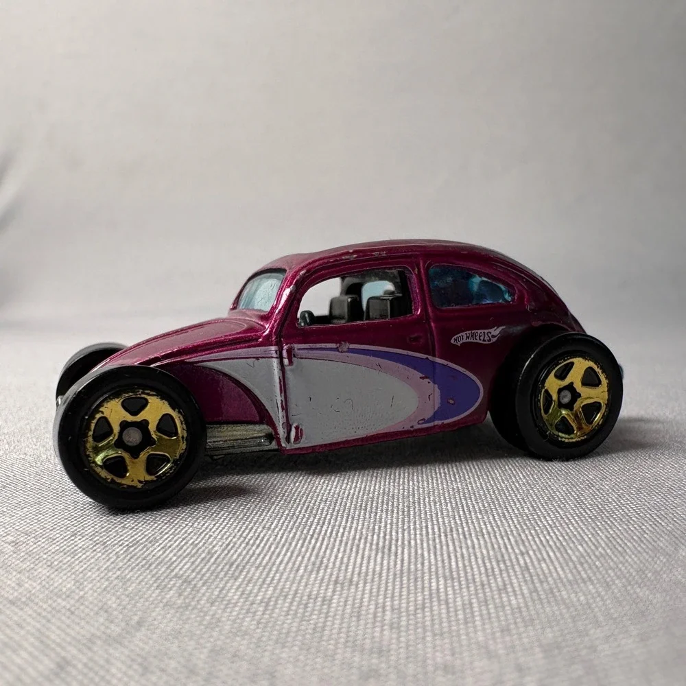 Hot Wheels Custom Volkswagen Beetle Magenta Metallic Diecast Car 1:64 Thailand